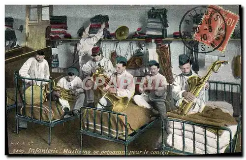 Cartes postales Militaria Infanterie Musiciens se preparant pour le concert Cuivres Saxophone Tuba