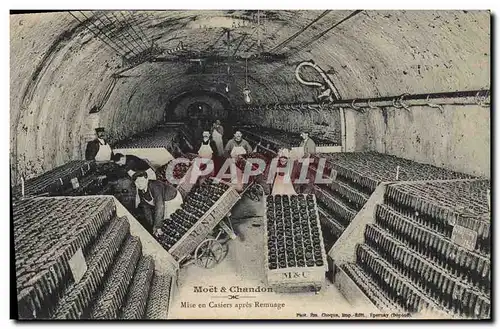 Cartes postales Folklore Vin Vignobles Champagne Moet et Chandon Mise en casiers apres remuage