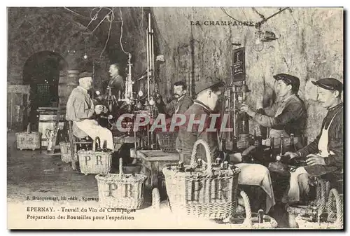 Cartes postales Folklore Vin Vignobles Champagne Epernay Travail du vin de Champagne Preparation des bouteilles