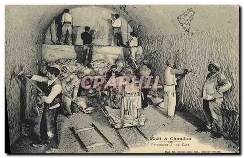 Cartes postales Folklore Vin Vignobles Champagne Moet et Chandon Percement d&#39une cave