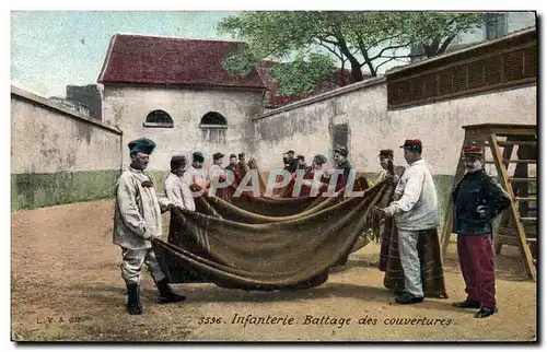 Ansichtskarte AK Militaria Infanterie Battage des couvertures