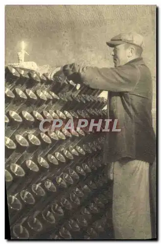 Cartes postales Folklore Vin Vendange Champagne Perrier Jouet Epernay Un remueur