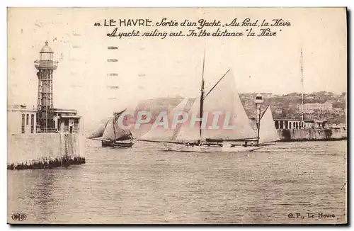 Cartes postales Phare Le Havre Sortie d&#39un yacht Au fond la Heve