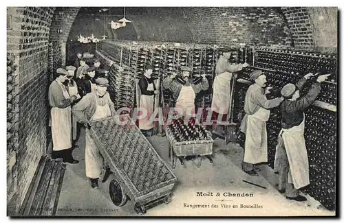 Cartes postales Folklore Vigne Vin Vendanges Champagne Moet & Chandon Rangement des vins en bouteilles