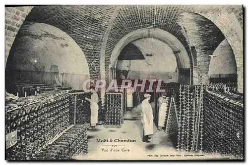 Cartes postales Folklore Vigne Vin Vendanges Champagne Moet & Chandon Vue d&#39une cave
