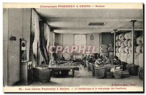 Cartes postales Folklore Vigne Vin Vendanges Champagne Pommery & Greno Reims Le choisissage et le marquage des b