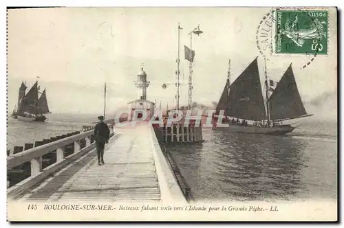 Ansichtskarte AK Phare Boulogne sur Mer Bateaux faisant voile vers l&#39Islande pour la grande peche Bateaux a vo