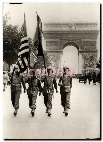 Cartes postales moderne Militaria Paris Defile des drapeaux americains aux Champs Elysees