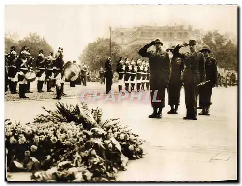 Cartes postales moderne Militaria Le general Bradley et le general Koenig devant la tombe du soldat inconnu