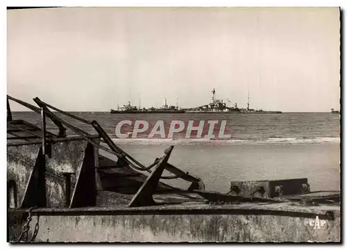 Cartes postales moderne Militaria Hermanville Plage de debarquement 6 juin 1944 Navires de debarquement Au fond le Courb