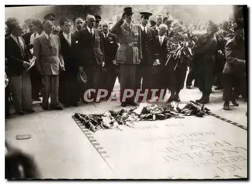 Cartes postales moderne Militaria Le General de Gaulle devant la tombe du soldat inconnu