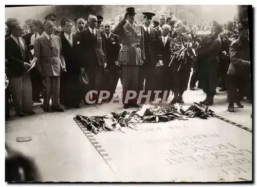 Moderne Karte Militaria Le General de Gaulle devant la tombe du soldat inconnu