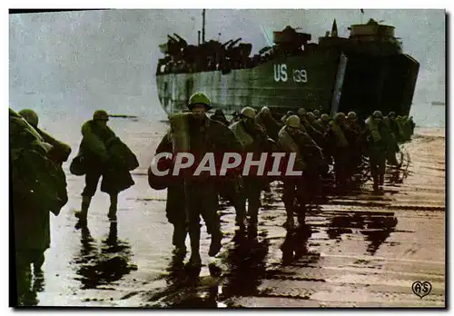 Cartes postales moderne Militaria Debarquement en Normandie Le ravitaillement des Allies est debarque dans le port resta