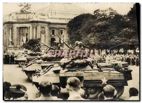 Moderne Karte Militaria Paris Passage des blindes americains devant le Grand Palais Tank Char d&#39asaut