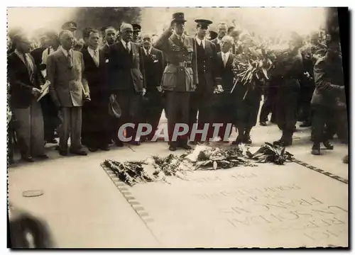 Ansichtskarte AK Militaria Le General de Gaulle devant la tombe du soldat inconnu