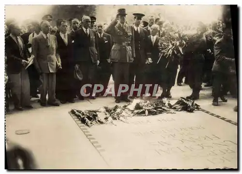 Cartes postales Militaria Le General de Gaulle devant la tombe du soldat inconnu