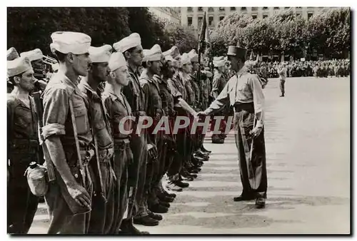 Ansichtskarte AK Militaria De Sienne a Belfort A Lyon le General de Lattre de Tassigny felicite des officiers