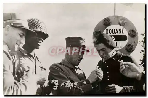 Cartes postales Militaria De Sienne a Belfort Les Francais arrivent a la frontiere Suisse et echangent des cigar