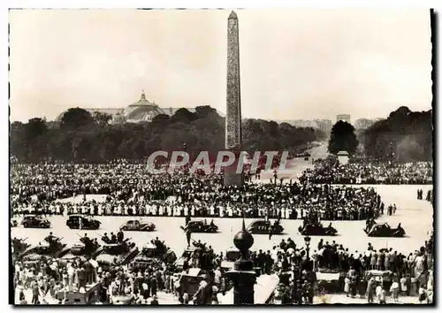 Ansichtskarte AK Militaria Liberation de Paris Les FFI defilent Place de la Concorde