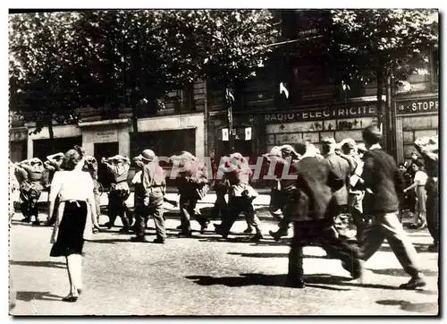 Cartes postales Militaria Des prisonniers allemands sont emmenes par des soldats americains
