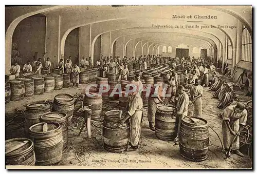 Cartes postales Folklore Vin Vendange Champagne Moet & Chandon Preparation de la Futaille pour les vendanges