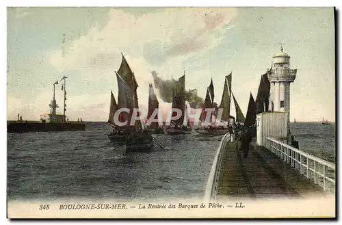 Ansichtskarte AK Phare Boulogne sur Mer La rentree des barques de peche Bateaux