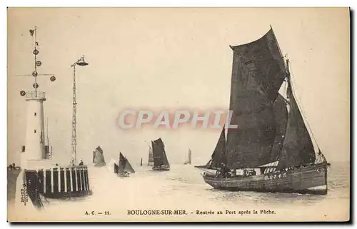 Ansichtskarte AK Phare Boulogne sur Mer Rentree au port apres la peche Bateau