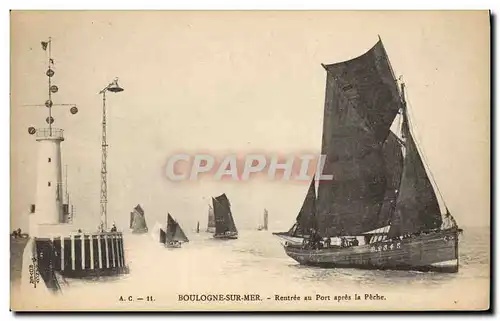 Cartes postales Phare Boulogne sur Mer Rentree au port apres la peche Bateau