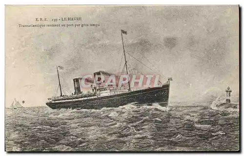 Cartes postales Phare Le Havre Transatlantique rentrant au port par gros temps Bateau