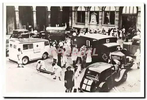 Cartes postales moderne Militaria Arrivee des blesses a l&#39Hotel Dieu Paris Liberation de Paris Croix Rouge Infirmiere