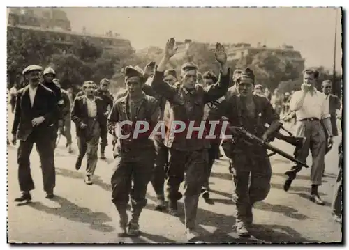 Moderne Karte Militaria Un prisonnier allemand est emmene par les FFI