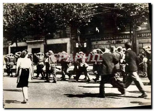 Moderne Karte Militaria Paris Des prisonniers allemands sont emmenes par des soldats americains