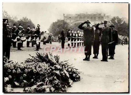 Cartes postales moderne Militaria Le General Bradley et le General Koenig devant la tombe du soldat inconnu Paris