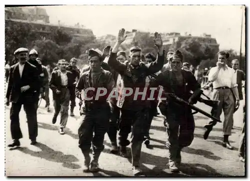 Moderne Karte Militaria Un prisonnier allemand est emmene par les FFI