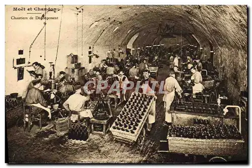 Cartes postales Folklore Vin Vendanges Champagne Moet & Chandon Chantiers de degorgement