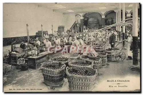 Cartes postales Folklore Vin Vendanges Champagne Moet & Chandon Mise en bouteilles