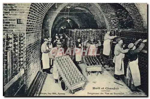 Cartes postales Folklore Vin Vendanges Champagne Moet & Chandon Rangement des vins en bouteilles