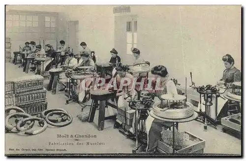Cartes postales Folklore Vin Vendanges Champagne Moet & Chandon Fabrication des Muselets