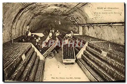 Cartes postales Folklore Vin Vendanges Champagne Moet & Chandon Mise en masses apres le remuage