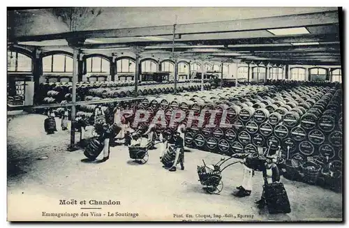 Cartes postales Folklore Vin Vendanges Champagne Moet & Chandon Emmagasinage des vins Le soutirage
