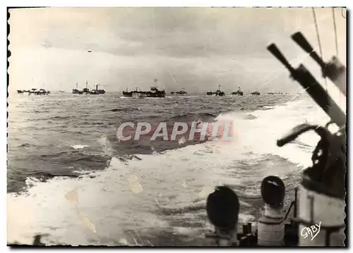 Cartes postales moderne Militaria Debarquement de Normandie Les batiments de la Marine Royale escortent les unites de de
