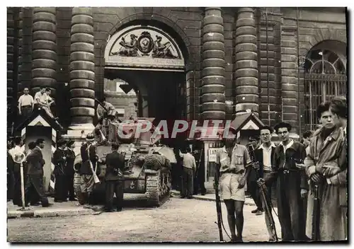 Cartes postales moderne Militaria Liberation de Paris Chars et FFI au Senat apres la reddition