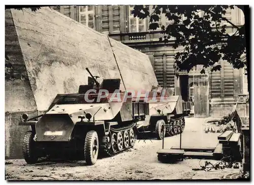 Moderne Karte Militaria Liberation de Paris Auto blindee devant la casemate du Senat Tank