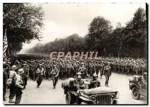 Cartes postales moderne Militaria Liberation de Paris L&#39infanterie americaine defile aux Champs Elysees