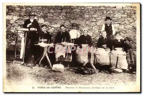 Cartes postales Folklore Types du Centre Paysans et paysannes devidant de la laine
