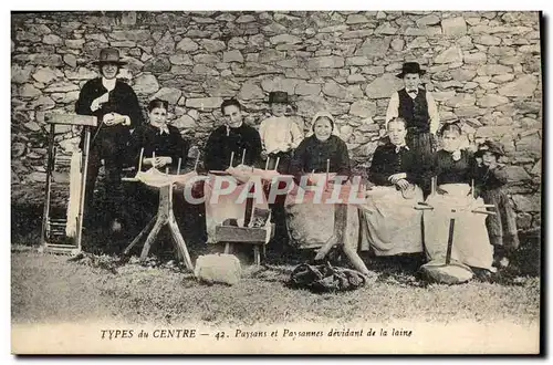 Cartes postales Folklore Types du Centre Paysans et paysannes devidant de la laine TOP