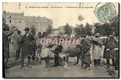 Ansichtskarte AK Folklore Scenes du Centre A la foire Conclusion d&#39un marche Vaches TOP