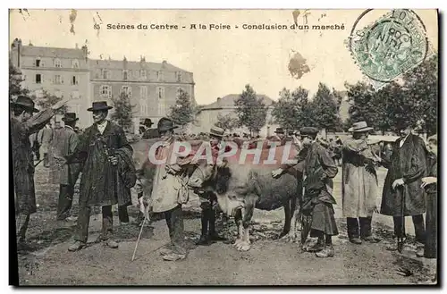 Cartes postales Folklore Scenes du Centre A la foire Conclusion d&#39un marche Vaches TOP