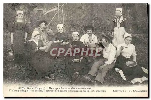 Cartes postales Folklore Aux pays du Berry Le repas des moissonneurs TOP