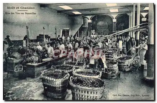 Cartes postales Folklore Vin Vendange Champagne Moet & Chandon Mise des vins en bouteilles